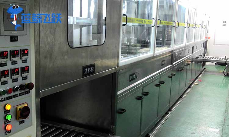 超声波碳氢清洗机：新能源电池壳油污怎么清洗更有效呢？