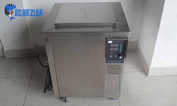 如何清洗橡胶模具？青青草网站下载行吗？