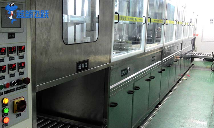 使用玻璃面板清洗机时如何避免损坏？