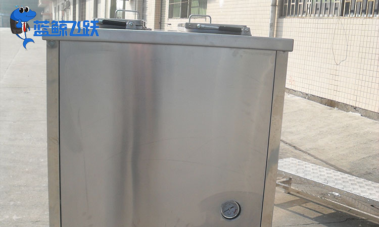 恢复清洁与功能：青青草网站下载清洗金属卫浴设备